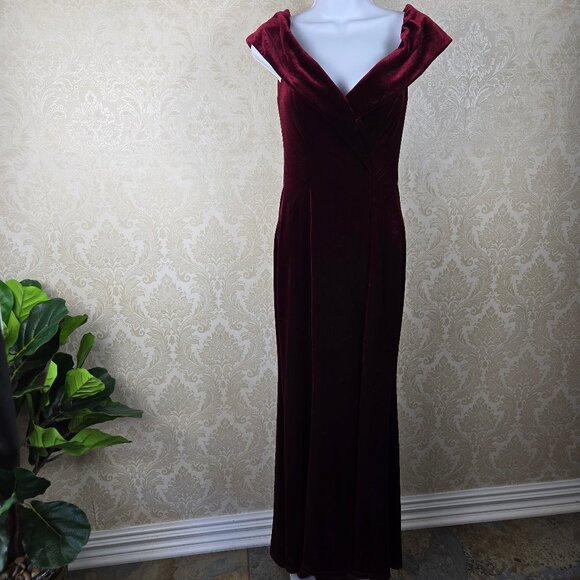 Avery G Size 0 Maroon Velvet On/Off Shoulder Formal Dress Gown Front Slit Train - Picture 1 of 12